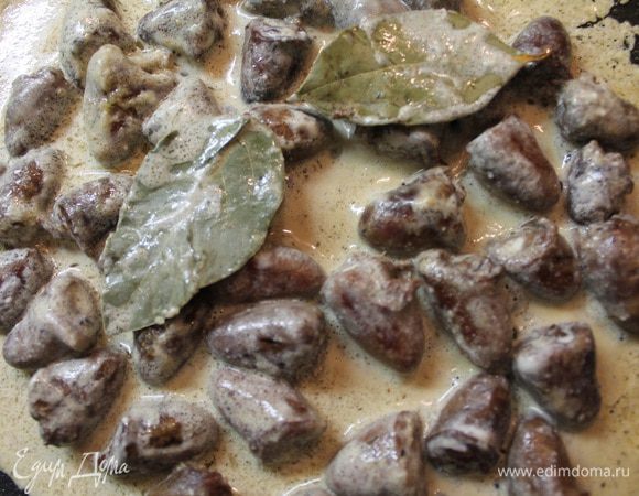 После того, как вся вода выпарилась, добавляем к сердечкам сметану, лавровый лист, соль, и приправу (в моем случае Дзадзики). Все перемешиваем и тушим минут 10-15. Подаем с любым гарниром.


Приятного аппетита!