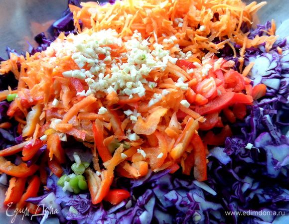 Чеснок мельчим и всё отправляем к капустке.