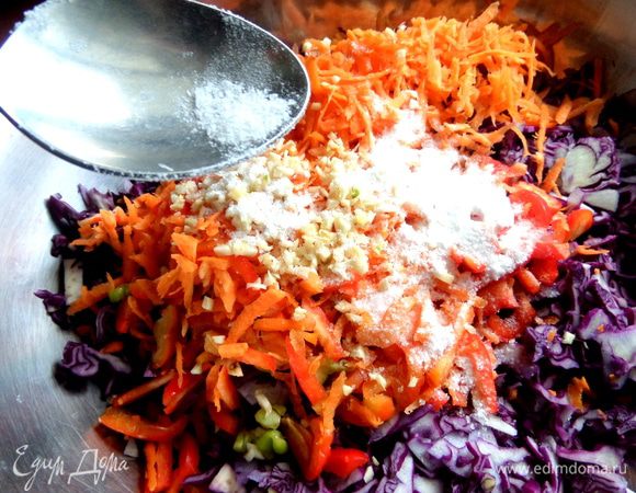 Солим по вкусу и помнём рукой весь состав.