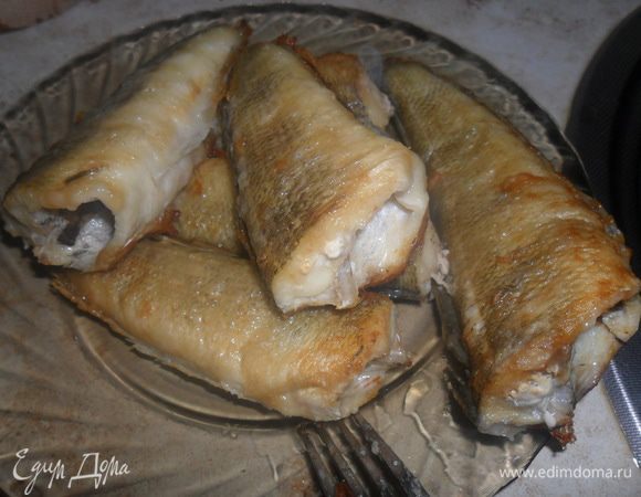 Рыбу помыть, посолить и обжарить на растительном масле до золотистого цвета.