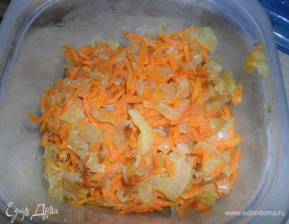 Нарезать лук, а морковь натереть на терке и все это обжарить, тоже до золотистого цвета.