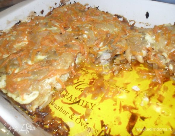 Рыбу разобрать, то есть вынуть хребет. В посуду для запекания складывать слоями рыбу, овощи, смазывая  майонезом смешанным со сметаной. При необходимости в майонез со сметаной добавить соль, перец, можно травки по вкусу. Я добавляла базилик и куркуму. Форму накрыть фольгой и в разогретую до 180 духовку на 20-30 минут. Ужин готов!!! Приятного!!! 