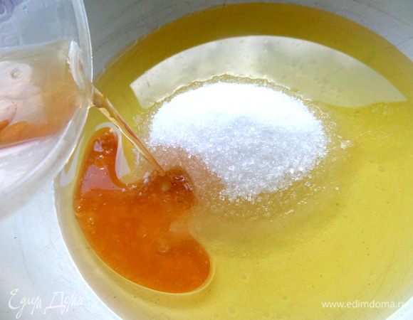 Готовим маринад: нагреваем всё, кроме соли (соль уже в капусте!) и мешаем на огне, пока сахар не растворится. Я воду в осеннюю капусту НЕ добавляю (в капусте и так много сока!), а вот весной можно сделать побольше маринада, чтобы было сочнее.