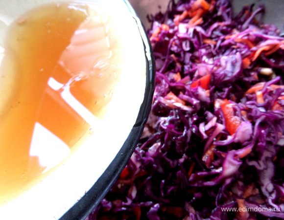 Выливаем горячий маринад в помятую капусту, перемешиваем.