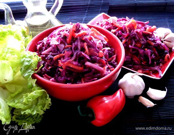 А если честно, то капусту сразу можно кушать, так что экспресс-салат для гостей и родных готов! Капуста съедается за 3 дня, но и хранится в холодильнике тоже хорошо!