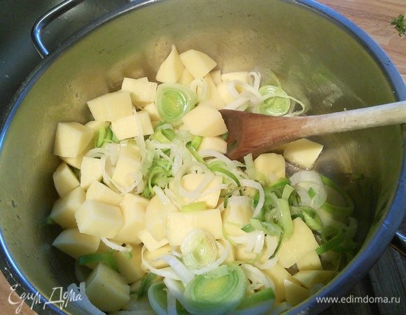 В кастрюле разогреть оливковое и 20 г сливочного масла, пассеровать порей в течении 1 минуты, добавить картофель, потушить в течении 5 мин., влить вино, дать выпариться алкоголю, влить горячий бульон, 