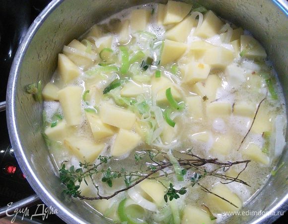 добавить тимьян и варить на медленном огне до готовности картошки. 