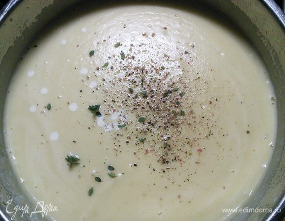 Вынуть тимьян, влить тёплые сливки и погружным блендером бзбить до кремообразного состояния,  посолить, поперчить и по-желанию добавить щепотку мускатного ореха. 