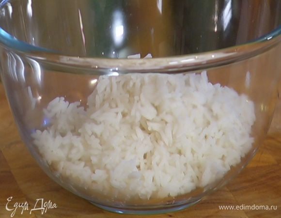 Рис отварить согласно инструкции на упаковке.