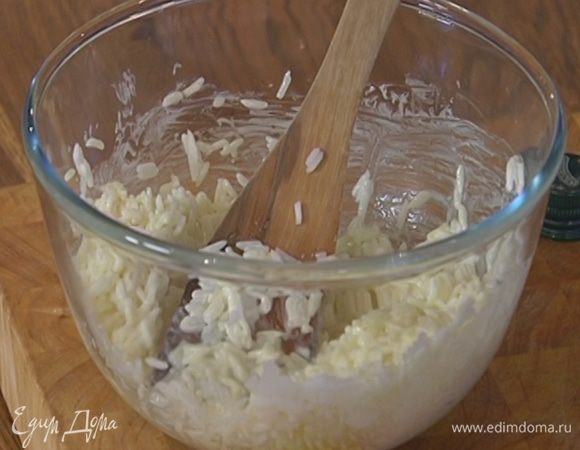 В готовый рис влить кокосовое молоко и оливковое масло, перемешать.