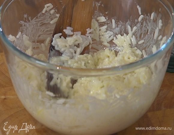 Добавить уксус, посолить, посыпать хлопьями чили и все перемешать.