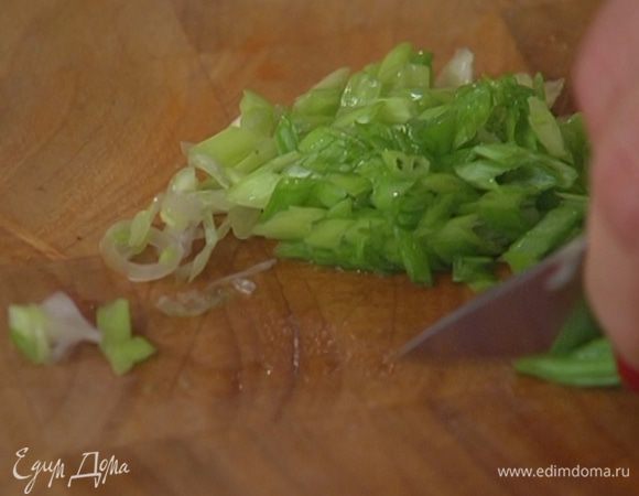 Зеленый лук нарезать наискосок.