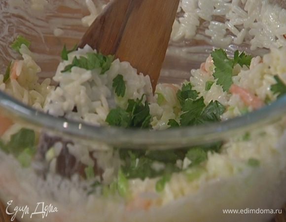 Кинзу и базилик порвать руками, добавить в салат, еще раз перемешать.