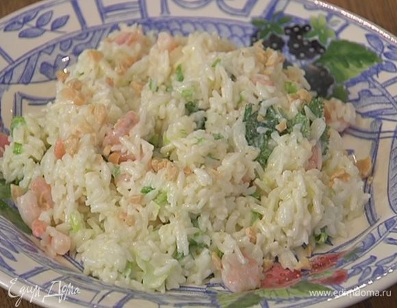 Арахис слегка измельчить в ступке и посыпать салат.