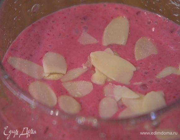 Перелить коктейль в бокал и украсить оставшимися лепестками миндаля.