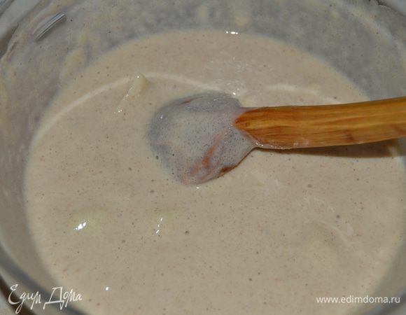 Даю тесту постоять 15 минут и пеку оладьи.