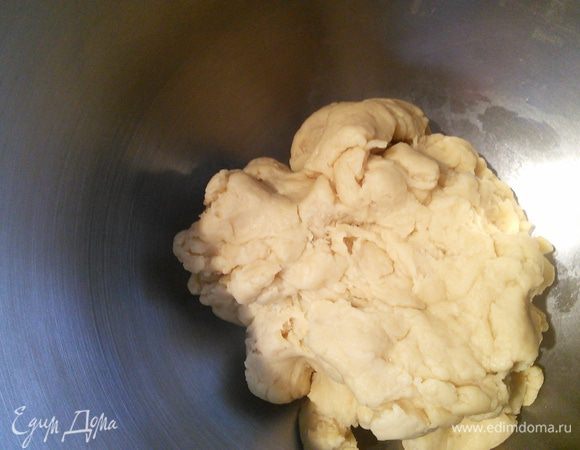 Тесто накройте чистым полотенцем и поставьте в тёплое место на расстойку на 1 час. 