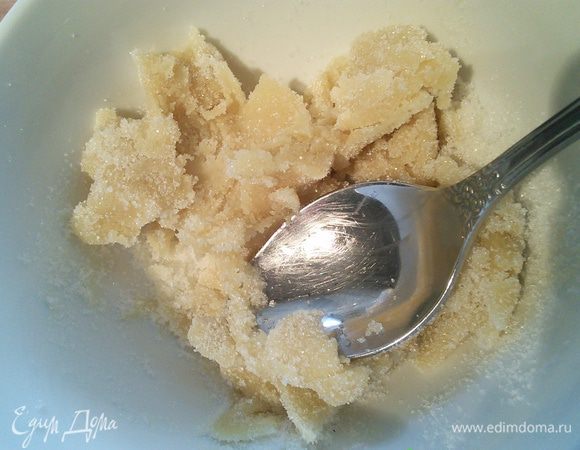 Для маковой начинки разотрите марципан с сахаром. 