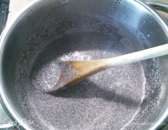 Молоко со щепоткой соли доведите до кипения, всыпьте мак и тщательно размешайте. 