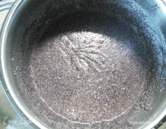 Вмешайте кусочкам марципан и венчиком вымешайте до однородности. 