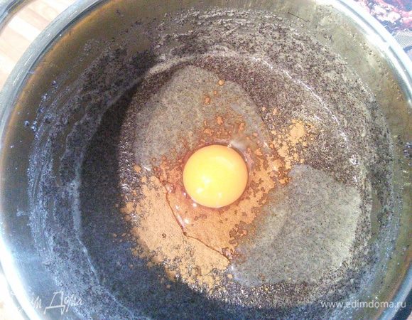 Когда масса остынет, вмешайте корицу и яйцо. 
