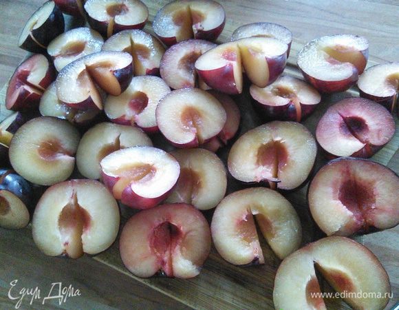 Сливу помыть, вынуть косточку, разрезать на половинки, но не до конца,  если слива крупная, то на четвертинки. 