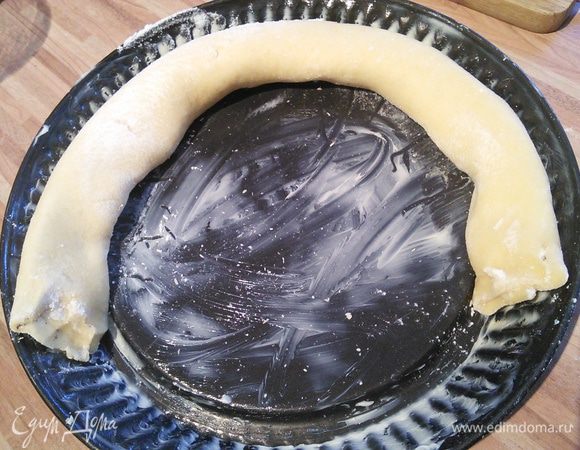 Форму обильно смазать маслом. Первый рулет выложить по кругу. 