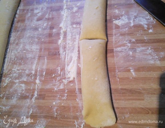 От второго рулета отрезать недостающий кусочек и восполнить им круг. Второй целый рулет выложит в середину, а обрезанный в центр формы. 