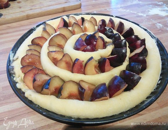 Сливы втыкать внахлёст, очень плотно. Все 750 г у меня не вместились, хотя очень старалась)) 