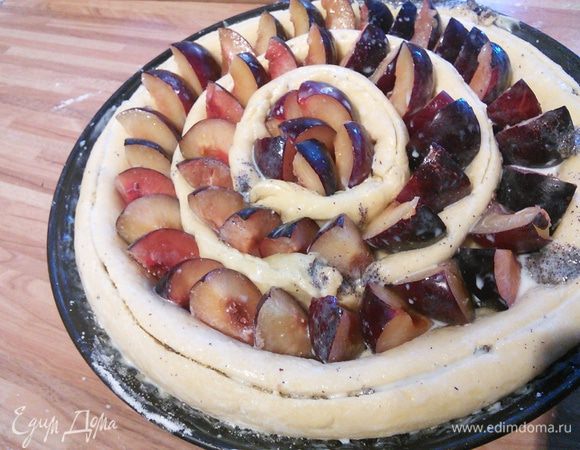 Острым ножом прорезать в тесте шлиц, смазать молоком и выпекать в разогретой до 180 ° духовке около 30-40 мин. 