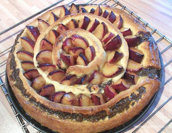 Для придания тарту "товарного вида" нужно взять абрикосовый мармелад, разбавить его 1-2 ложками кипятка, тщательно размешать, чтобы не было комков и смазать ещё горячий тарт мармеладом. 