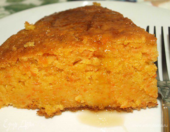 Подавать пирог можно со взбитыми сливками, любым сиропом, сметаной, орехами. Но он и сам по себе достаточно вкусен :) 
Приятного аппетита!