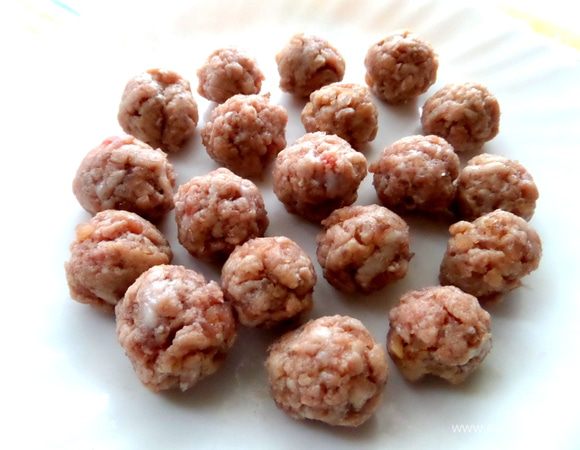 Фрикаделечки я люблю маленькие))) Ставим воду в кастрюле на огонь и кидаем в кипящую фрикадельки.