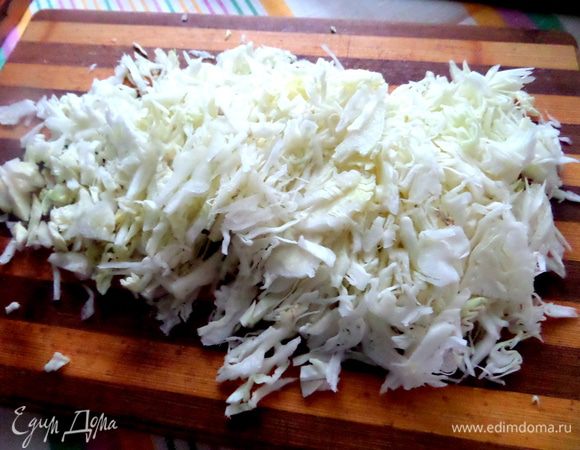 Капусту мелко шинкуем.