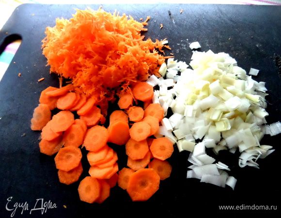 Морковь половину на тёрке,половину-кружочки для красоты)))