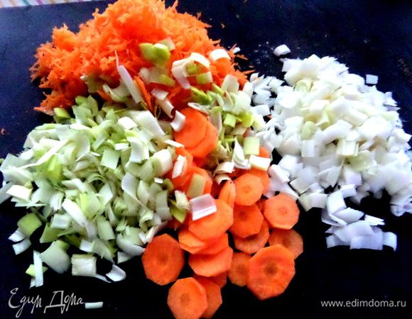 Порей мелко нарезать.