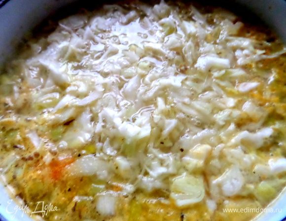 Засыпаем овощи в бульон.