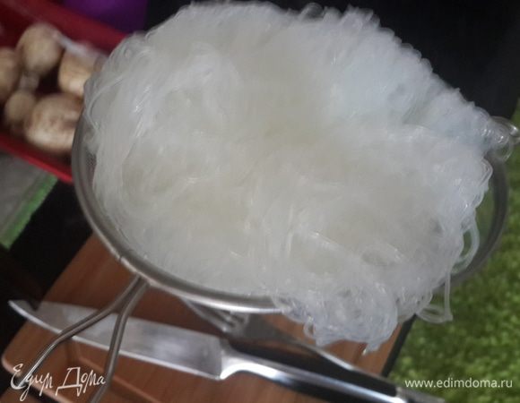 Отвариваем стеклянную лапшу до готовности, откидываем на дуршлаг, промываем холодной водой. Отставляем в сторону.