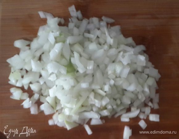 Нарезаем половину луковицы и обжариваем  ее до золотистого цвета.  