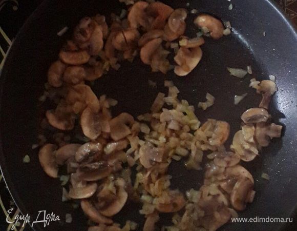 Нарезаем грибы пластинками, добавляем к луку, обжариваем 2 минуты, затем накрываем крышкой.  