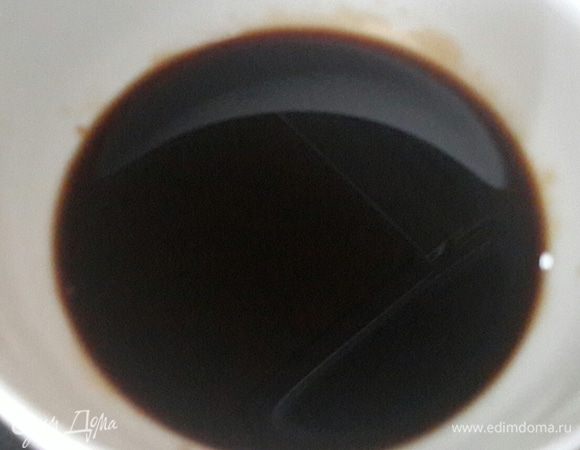 Пока грибы тушатся, смешиваем светлый и темный соевые соусы и соус терияки.