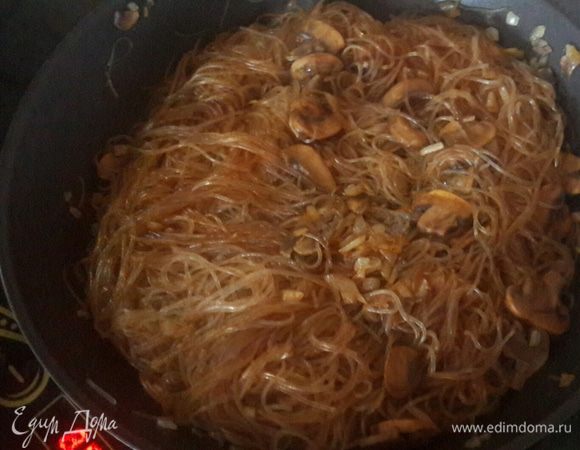 Кладем лапшу к грибам, добавляем соусы, хорошо перемешиваем и тушим еще пару минут. 