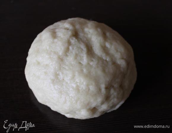 Все тщательно перемешиваем, слегка жмякаем)))) руками и тесто готово!!
Тесто имеет свои особенности. Оно очень мягкое и пластичное, абсолютно не прилипает к поверхности при раскатывании, при выпечке противень тоже можно не застилать. НО! Оно имеет свойство сжиматься, то есть, условно, если вы вырезали фигурку диаметром 5 см, она сожмется до 4,5. По этой же причине изделия типа конвертов из него лучше не делать, я пробовала, они раскрываются, даже если очень хорошо защипнуть. Еще тесто при раскатке может  немного разрываться ближе к краю, но это  очень легко корректируется вручную. Если же тесто совсем рвется при раскатке, значит вы переборщили с мукой и необходимо добавить немного масла.