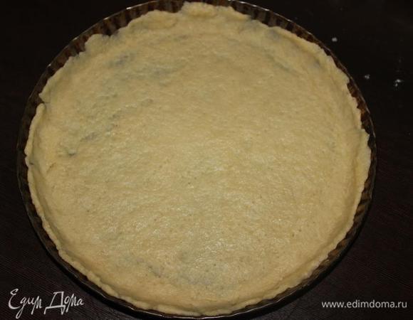 Для тарта раскатываем тесто по форме. На фото у меня 26 см в диаметре, но лучше брать чуть меньше. Для такого количества теста идеально будет 22-24 см. Ставим в разогретую духовку минут на 10, затем выкладываем начинку и отправляем обратно на 25-30 минут.