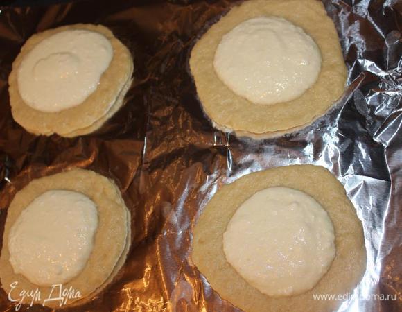 Но самое любимое мое изделие из него ватрушки)))) 
Выходит 4 вкусные штуки.
Просто делим тесто на 4 части и раскатываем из него не очень тонкие лепешки. В центр кладем начинку (100 грамм сухого творога+1 яйцо+1 ст. л. сахара+ванилин, если масса получилась чересчур жидкая и будет растекаться, то загустите ее 1 ч.л. крахмала или муки).
Время выпекания 30 минут.
