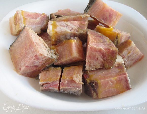 Осетра нарезать довольно крупными кусками. У меня был замороженный стейк весом примерно 500 г. 