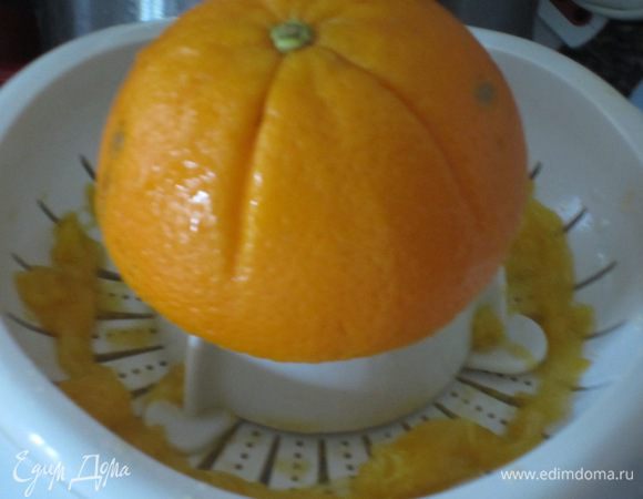 Снять цедру с апельсина и выжать сок.