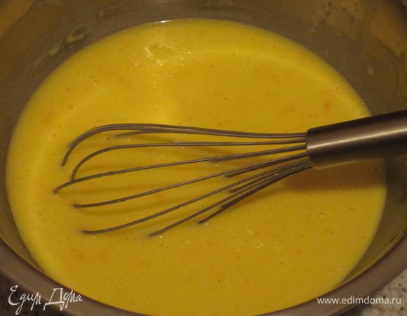 Рикотту растереть вилкой,постепенно добавляя сахар.Добавить яйца,сок и цедру апельсина,растительное масло и перемешать.