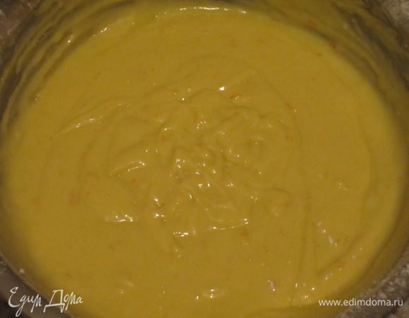 Просеять муку,разрыхлитель ,крахмал и ввести в творожную массу.Добавить щепотку соли и тщательно перемешать.