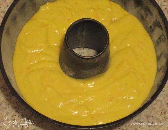 Выложить тесто в форму ,смазанную маслом и присыпанную мукой,и выпекать в разогретой до 180 С духовке 35 минут.Остудить на решётке.